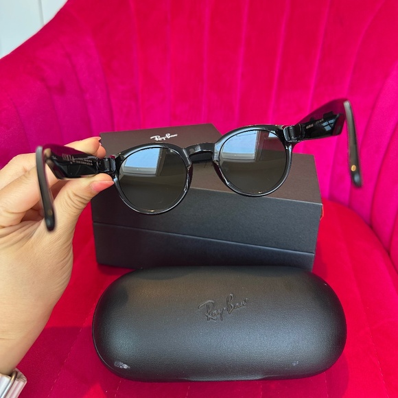 Ray-Ban Stories Round Smart Glasses – Shiny Black RW4003 - Picture 9 of 12